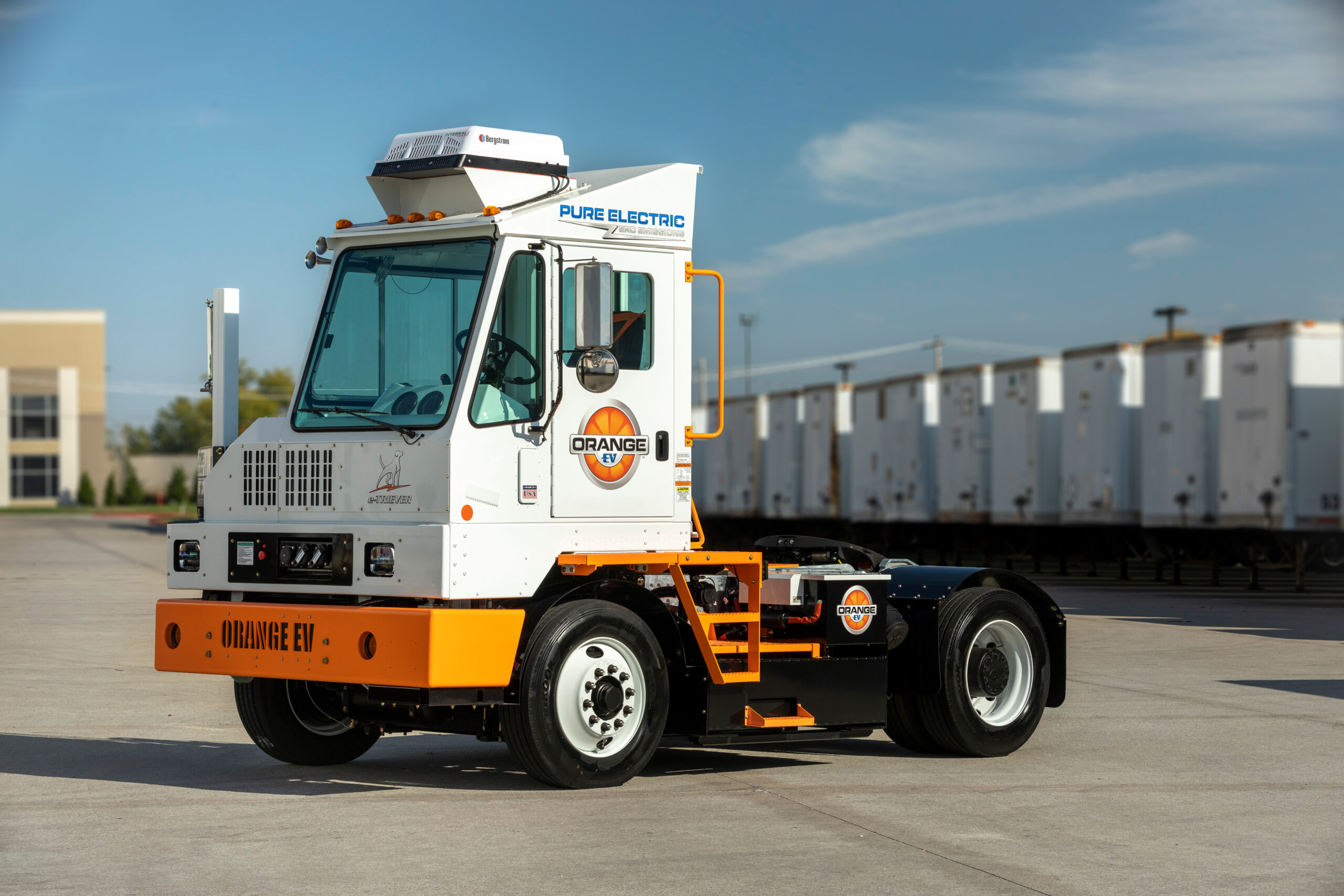 e-TRIEVER White and orange pure electric yard truck